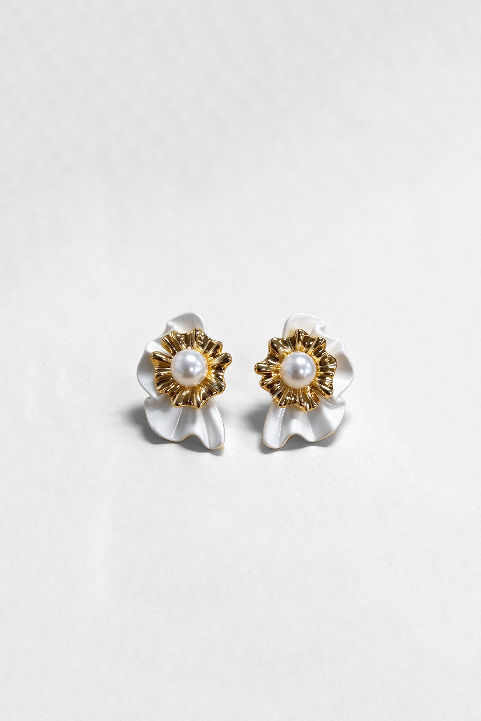 Curveinse Elegant Two-Tone Floral Pearl Earrings